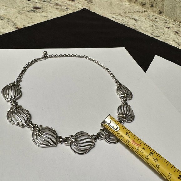 Women’s Silver Tone Metal Choker Style Costume Necklace - Picture 3 of 10